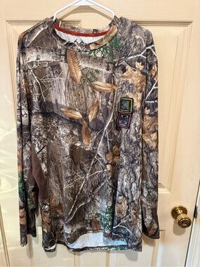NWT - Realtree Men’s Long Sleeve Camo Shirt